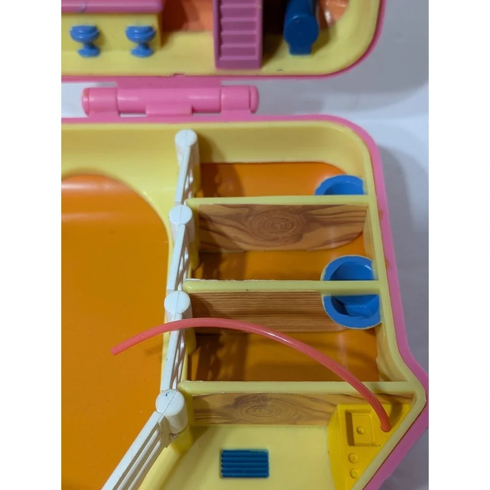 Polly Pocket  HAPPY TRAILS Club Horse Stable 1994 Vintage Compact Only